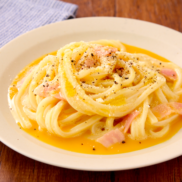 igarashi_yukari's tweet photo. 週の後半にむけて料理ラクしてゆっくり休んでおこ。

って時に満足感あってお勧めです

レンジで【出汁カルボうどん】

ちょい麺つゆ入れると旨

冷凍うどん2袋チン。ベーコン2枚加え1分チンしバター15g、卵2個、粉チーズ大2、麺つゆ小2、おろしにんにく小1/2、塩胡椒混ぜオリーブ油、粉チーズ、黒胡椒 https://t.co/shw5rsnDBd