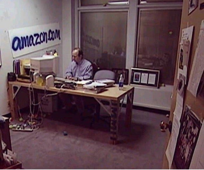 MariaThomas's tweet photo. I interviewed with Jeff in this office in 1998. #amazonempire by @frontlinepbs https://t.co/w87HsKLECP