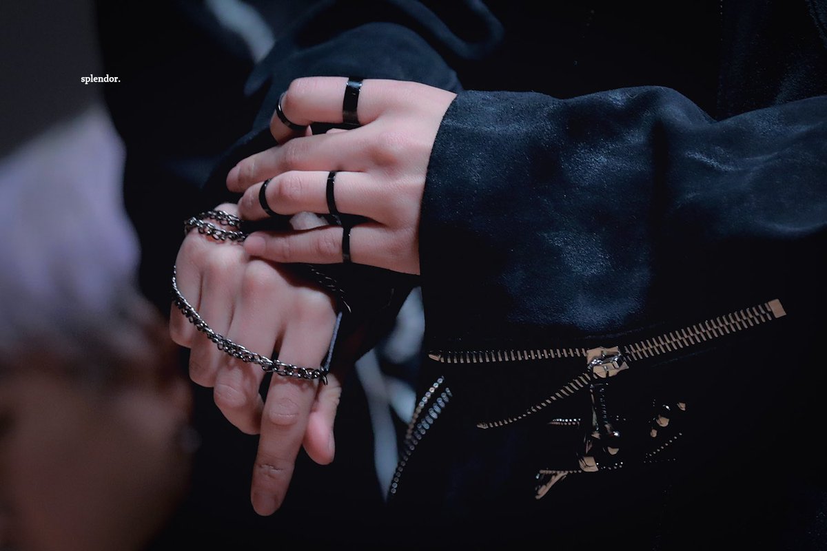 ☆━━━━━𝕕𝕒𝕪 𝟝𝟘 𝕠𝕗 𝟛𝟞𝟞━━━━━☆this was the pic of seonghwas hands if anyone wants to know lmaooooo