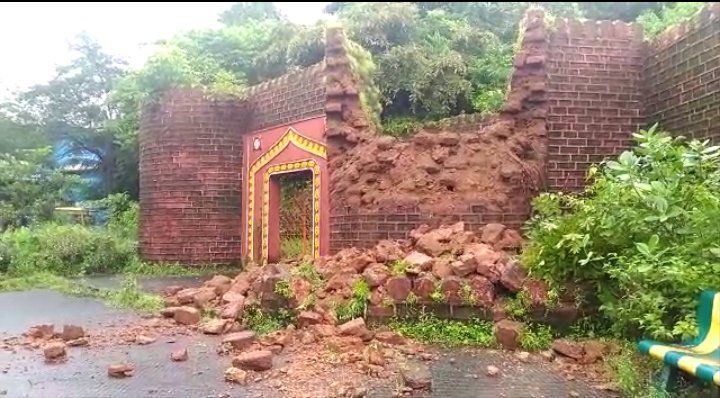 iDivineArjuna's tweet photo. The photos given are of forts of Shivaji Maharaj,has @ASIGoI weared a blindfold,can't they see the condition of the forts.

On other hand ASI is spending money on Aurangzebs Sheesh Mahal.

Why ...? #ASI_Glorifying_Aurangzeb

Aurangzeb was a Invader then why to Glorify Him..! https://t.co/vls0IBcw8M