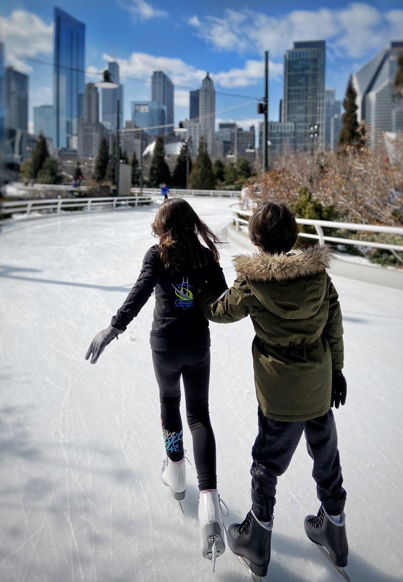 EdytaGrazman's tweet photo. Sun, ice and the most beautiful skyline you will find #chicago #maggiedaleyiceskatingribbon https://t.co/E9ADiJDXb8