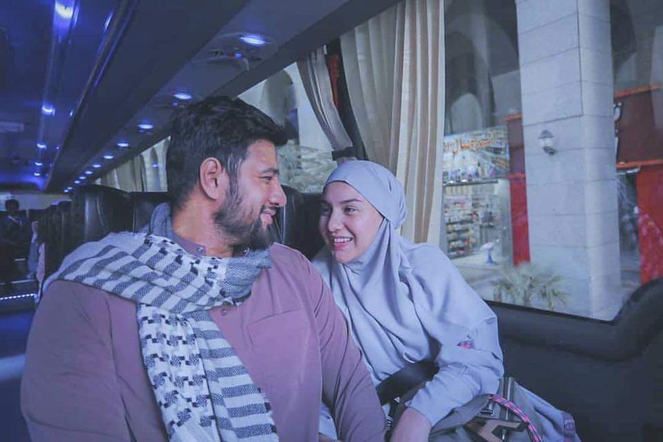 jentikhati's tweet photo. Semoga kita semua dimurahkan rezeki untuk menunaikan ibadah di tanah suci. 📿💕.

Dan, mendapat suami yang so sweet menjaga kita seperti ini.😘❤️. https://t.co/KxJNZNoZTt