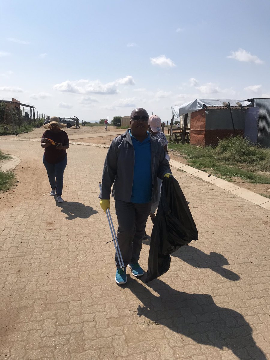Kenetswe2's tweet photo. Cleanup program underway at Marikana RDP section
#Caringforenvironment
#GoodGreenDeeds https://t.co/uJGlfexBpB