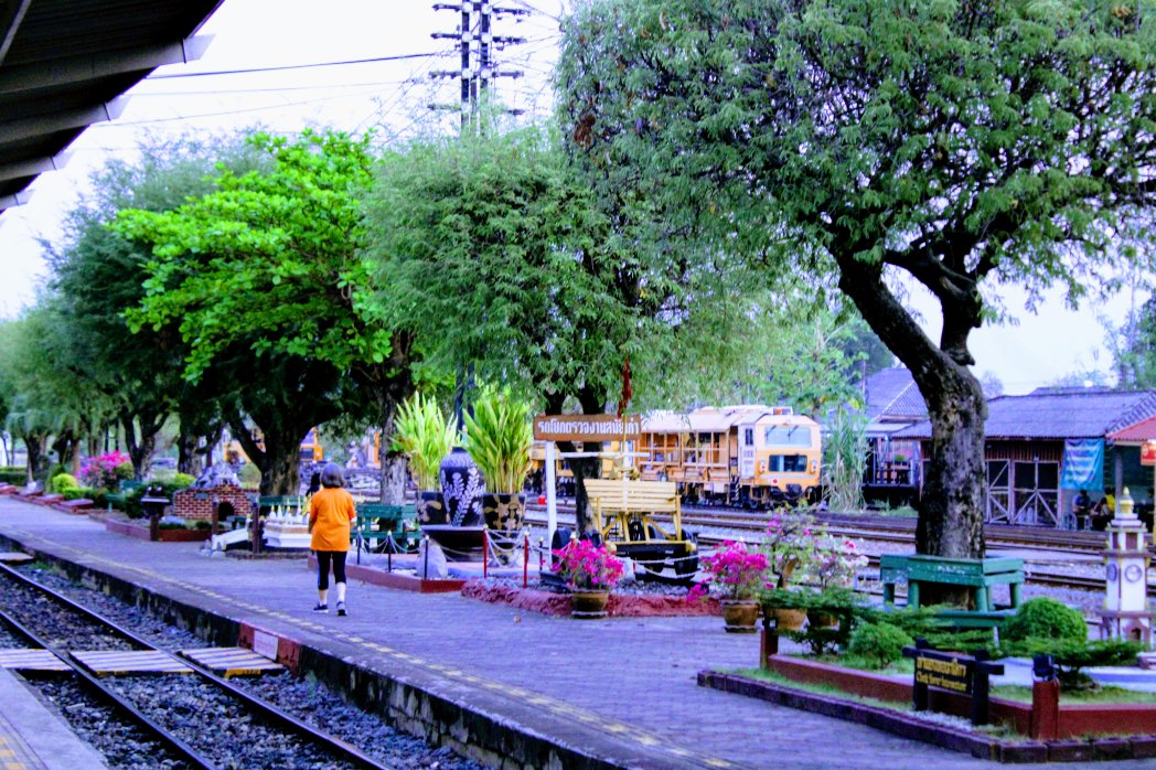Coucou mes voyageurs , c'est votre contrôleuse préférée jamais loin d'1 train pendant ses vacances .
 Là train de Nuit Lampang --> Bangkok 🚂 en Thaïlande 🇹🇭