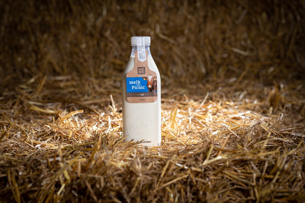 Dutch online supermarket #Picnic delivers fresh milk bottled at the farm directly to your home in collaboration with family farm Oostdam from Bodegraven (NL). The Lely Orbiter, a mini-milk factory, makes it possible to pasteurise and package the milk directly after milking. #Lely