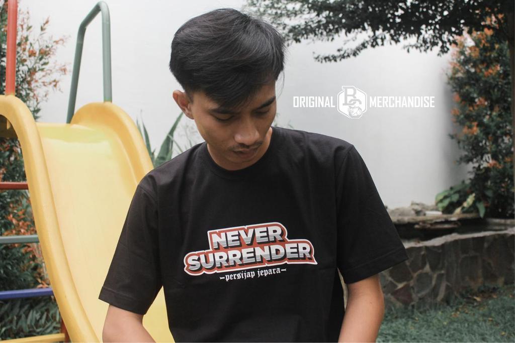 -READY STOCK-

Kode : TS Never Surrender
Warna : Merah &amp; Hitam
Size : M, L &amp; XL
Harga : 90k (KTA),  95k (NON KTA).
CP admin kami:
• Utara = 085721946090 ( Bangsri )
• Kota = 085740777200 ( Tahunan )
• Timur = 087837753165 ( Krasak )

#Persijapjepara
#banaspati
#banaspatishop
