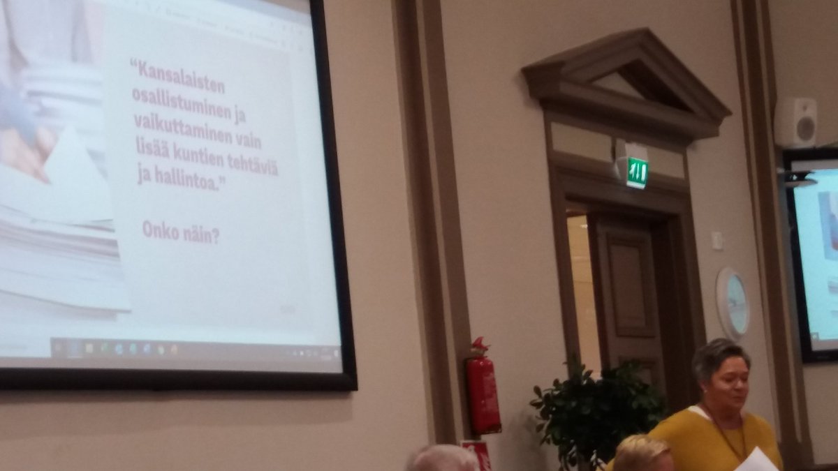 "Kansalaisten osallistuminen ja vaikuttaminen vain lisää kuntien tehtäviä ja hallintoa, onko näin?" , kysyi Päivi Kurikka Kuntaliitosta yleisöltä Menestyvän kunnan rakennuspalikat-seminaarissa tänään Kuopiossa. Mitä mieltä sinä olet?