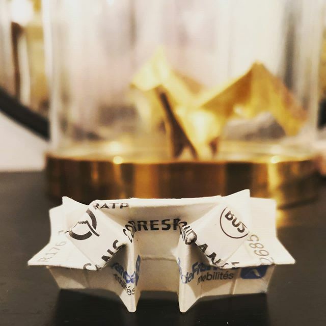 OrigamiInvasion's tweet image. Petite cubes tessellation 2 modules d'Ilan Garibi (@garibiilan).
En arrière plan, dragon de @creative_origami_germany

#origami #origamiart #papercraft #paper #paperart #craft #paperfolding #paperfoldingart #tessellation #origamitessellation #squaregrid #ilangaribi #ilangari…