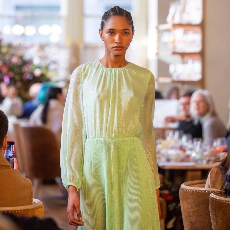 <a href="/AdamLippes/">Adam Lippes</a> Para el desfile de @monsemaison, Luis colaboró con sus directores creativos, <a href="/tokibunbun/">Toki</a> y @fernandogarciam1205 que en su día trabajaron con @oscardelarenta, para crear looks inspirados en el "punk light", con tonos rosas, naranjas y delineados atrevidos.