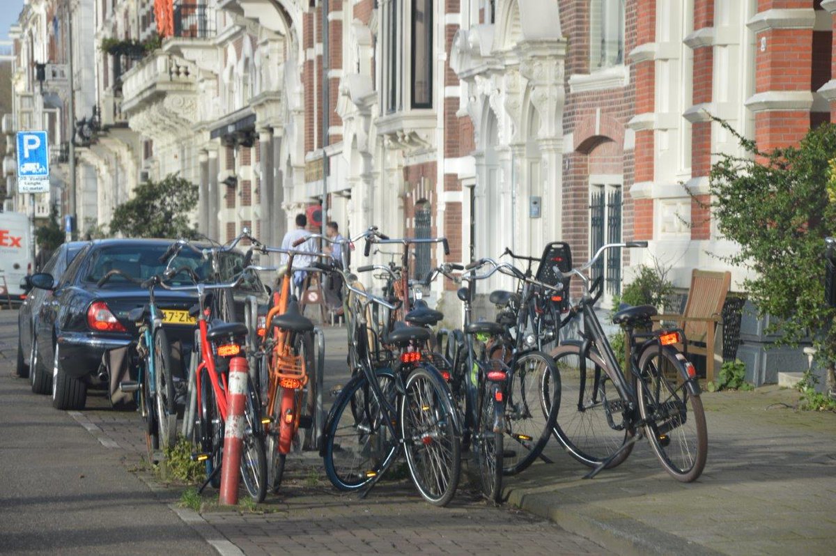 winsusie123's tweet photo. Young City for a young car:#Mitsubishi #SpaceStar finding friends in #Amsterdam.In its new version the little town car now also has its very own #DynamicShield face,i.e. has become part of the MitsubishiFamily.With #SyntheticFuels it would beat any #eCar🏎️🏎️🏎️🏎️🏎️🏎️🏎️🏎️✍️✍️🎤🎤💃 https://t.co/4R4hAyfQ1e