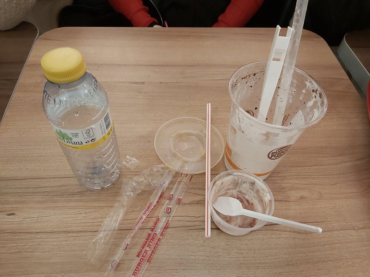vallinlimpio's tweet photo. En los #restaurantes de comida rápida se gastan muchos #plásticos de un solo uso, muchos de ellos innecesarios como #pajitas o tapas para los vasos. 
La mayoría de veces estos tampoco se #reciclan así que recuerda evitarlos y #reducir su consumo.

#EWWR2019 #SEPR2019 #reciclar https://t.co/UTxsltFJwj