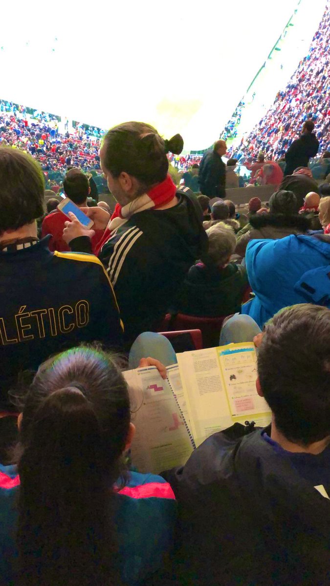 peppinel's tweet photo. Algunos hablarán de que lo mejor de anoche fue Haaland, o la defensa del Atleti...

Pero lo mejor ocurrió a un metro de mí, sin ninguna duda además.

Mirad a este chaval estudiando su examen de Conocimiento del Medio en el descanso del Atleti-Liverpool.

Ojalá apruebe, coño. https://t.co/iwVrq6IdRK