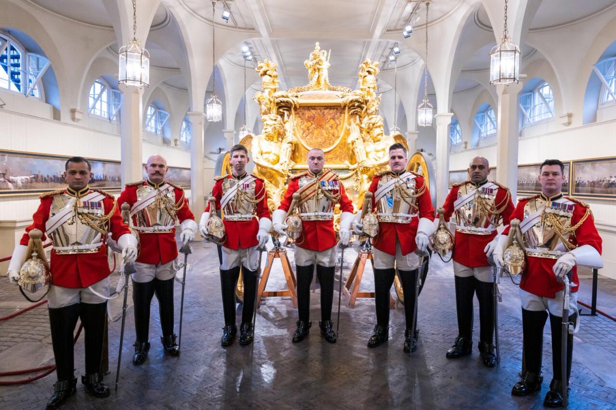 CoH Galuvakadua stands proud with his peers from @HCav1660 at the #RoyalMews. Another fellow Fijian, who is ‘Proud to serve’! @BritComMil @fijianintheuk @ukinfiji 🇬🇧🇫🇯

#StrongerTogether #MaximisingTalents