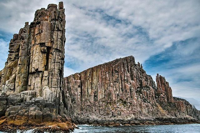 The epic Tasman Peninsula coastline soars high above our yellow boats on our Tasman Island Cruise.  @katet_photography says the Cape Pillar sea cliffs are truly magnificent.  And she has done a wonderful job capturing the dramatic nature of the highest s… ift.tt/38RBysI