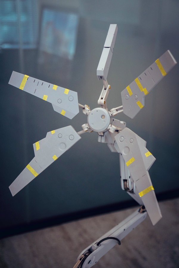 1/1 size Odradek prototype manufactured by Sentinel. Testing all the variety of pausing shown in the game so it is still in the process of doing improvement tests. It will light up at the end👍