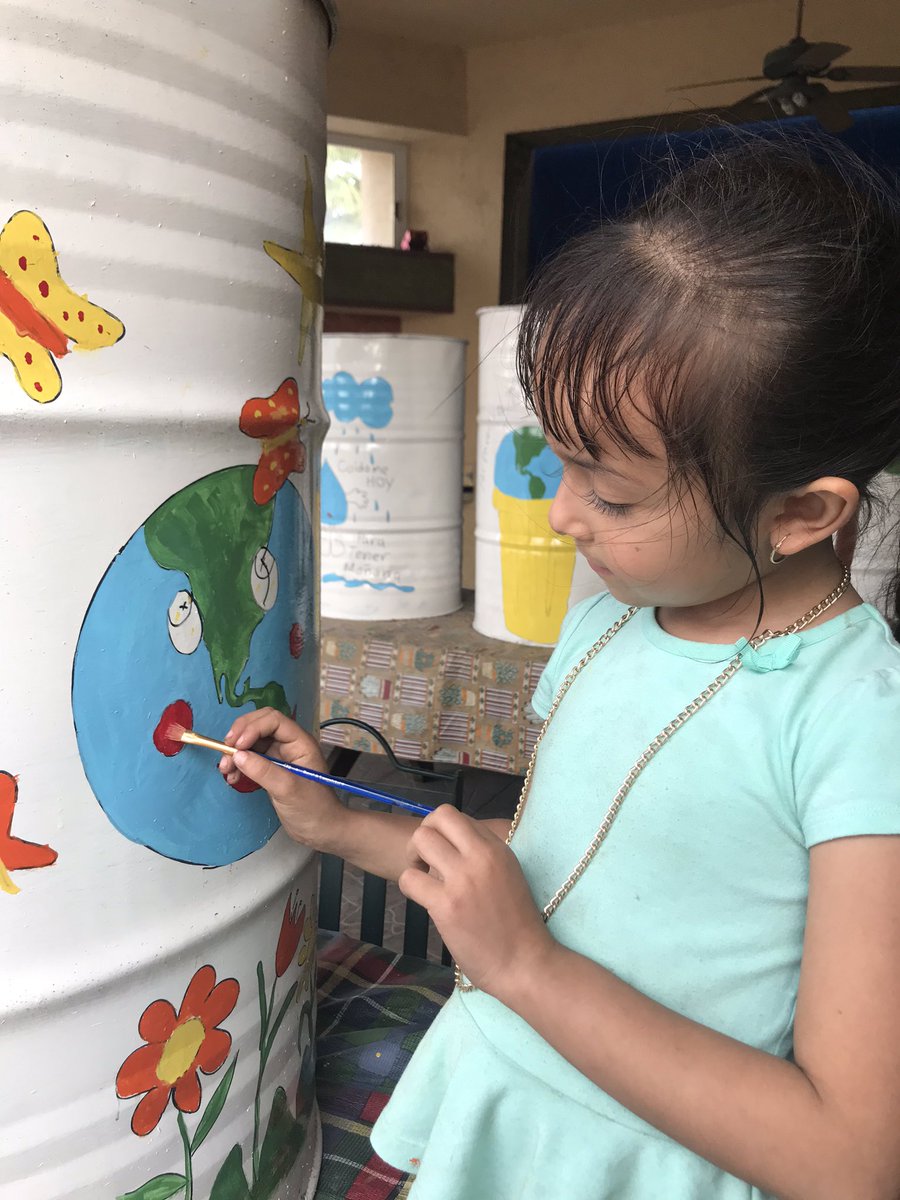 SuperFM995's tweet photo. Hoy @isf3 trabajó al lado de @claudiaVescoba1 y su pequeña Renata, preparando los botes de #NiñosSalvandoElPlaneta que se entregarán en #Cuatrocienegas #Coahuila Programa ambiental de SuperFM https://t.co/ENECrRTFq4