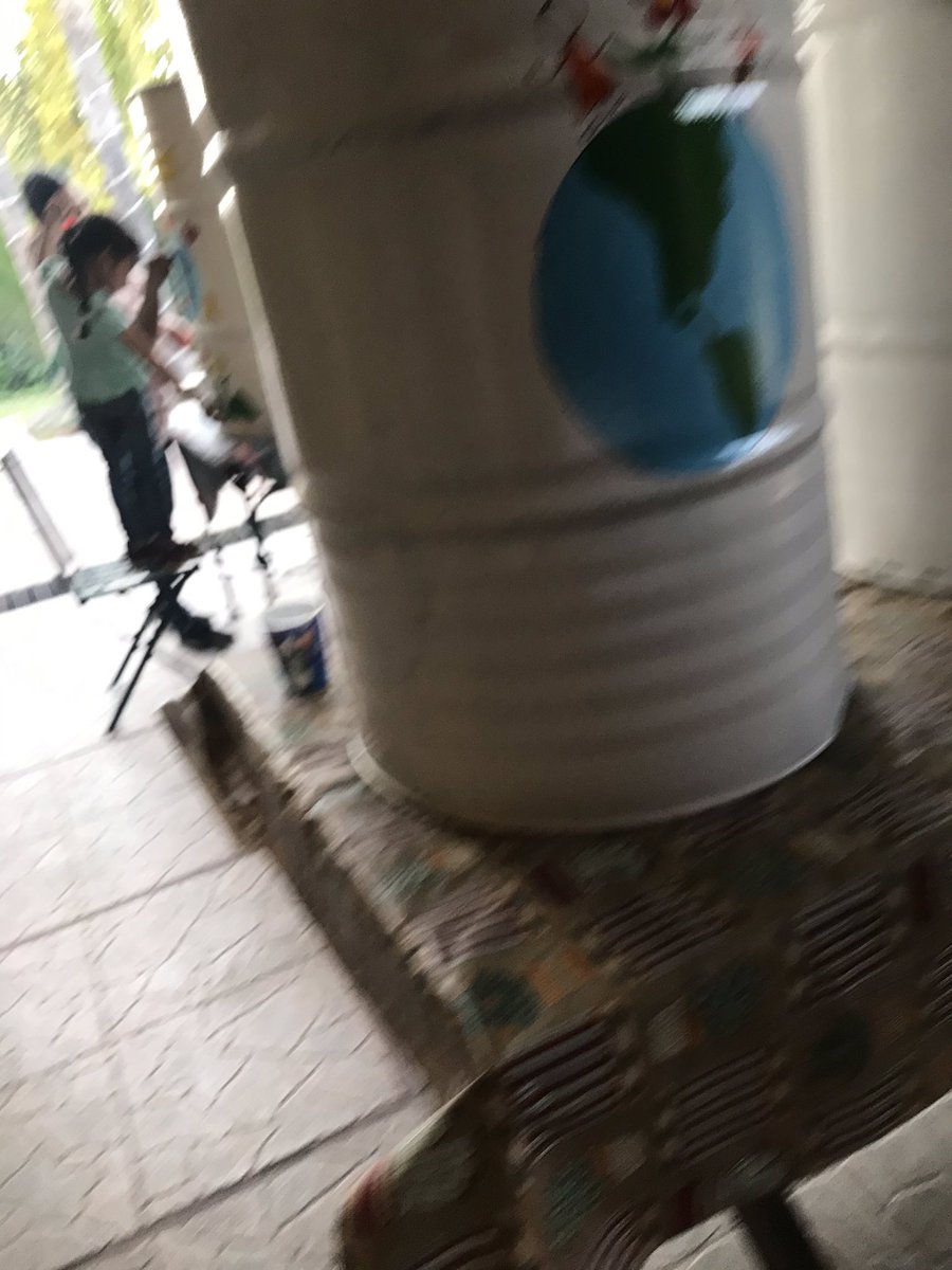 Hoy <a href="/isf3/">IRASEMA SÁNCHEZ</a> trabajó al lado de @claudiaVescoba1 y su pequeña Renata, preparando los botes de #NiñosSalvandoElPlaneta que se entregarán en #Cuatrocienegas #Coahuila Programa ambiental de SuperFM