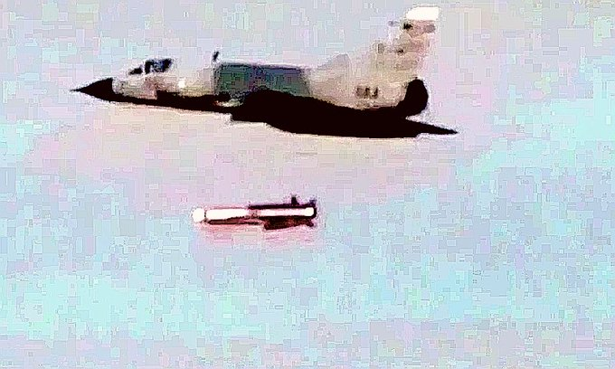 pjonesbilly's tweet photo. Mirage-V of Pakistan Air Force with #Raad_II nuclear capable air to surface & air to sea #CruiseMissile.
On feb 18, 2020..
Missile successfully hits the ground targets. Congratulations to nation & Armed forces. https://t.co/odZOl87gmP