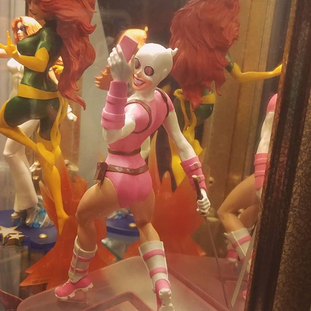 OgresGrove's tweet photo. Gwenpool is quite pleased to be in our new case, courtesy of our Realtor, ErinAnn Beebe! All statues inside are $50 each. @collectdst #diamondselect #gwenpool #gwendolynpoole #marvelgallery #igcomicfamily #ogresgrove #miltonde #miltondelaware #delagram https://t.co/YpPHedHVGM https://t.co/rJH5Wm9K6Q