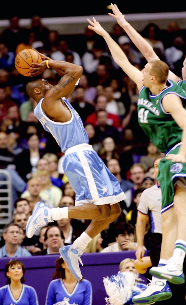 timelesssports_'s tweet photo. (2005) Kobe rocking the baby blue Laker throwbacks and Hurraches. ♾ https://t.co/2xWKscKTFP