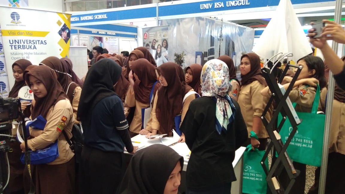 ut_serang's tweet photo. Hari ini kita masih disini loh, ayok temen-temen ditunggu di Mall Bale Kota, buat yang penasaran sama Universitas Terbuka..... https://t.co/zSXfAUCLb3