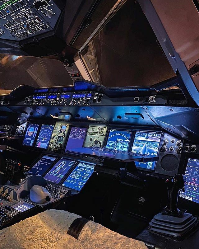 FirstBizFlights's tweet photo. View of the inside of an A380 cockpit ✈️
-
Shared from @willstayclassy
-
#gopropilots #insidecockpit #loveplane #planes #pilot #cockpitview #cockpit #planesloves #pilotgopro #a380 #airbus380 #a380lovers #luxurytravel #firstclassflight #firstclasstravel #… https://t.co/Z71poDSxKl https://t.co/SwWh9OH8qh