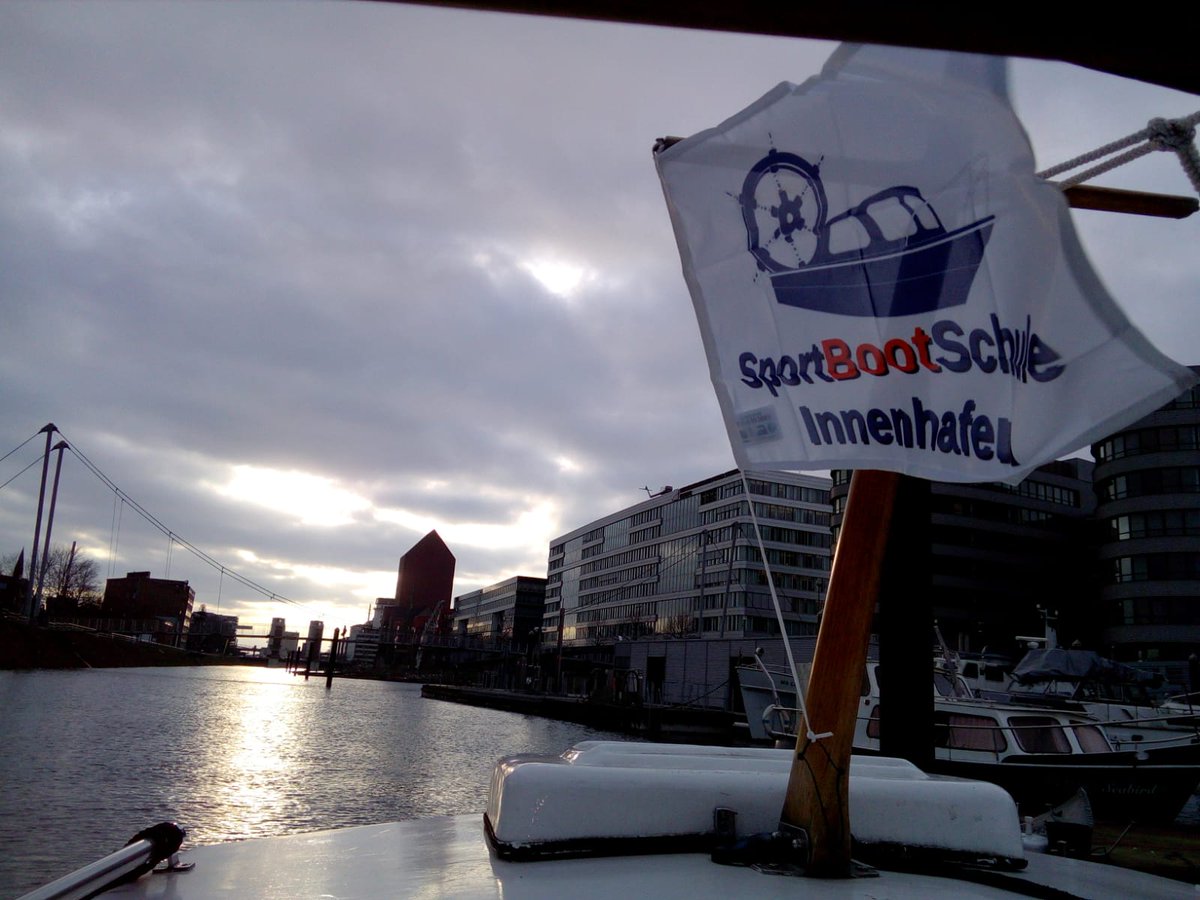 Trotz der #Sturmböen gibt es zwischendurch wundervolle Momente beim #Bootfahren.

Die notwendige Ausrüstung gibt es bei SportBootShop-Innenhafen.de

#sbfsee #sbfbinnen #duisburg #Innenhafen #marinaDuisburg #ubi #src #duisburgtourismus #sportbootführerschein #sportboot #unwetter