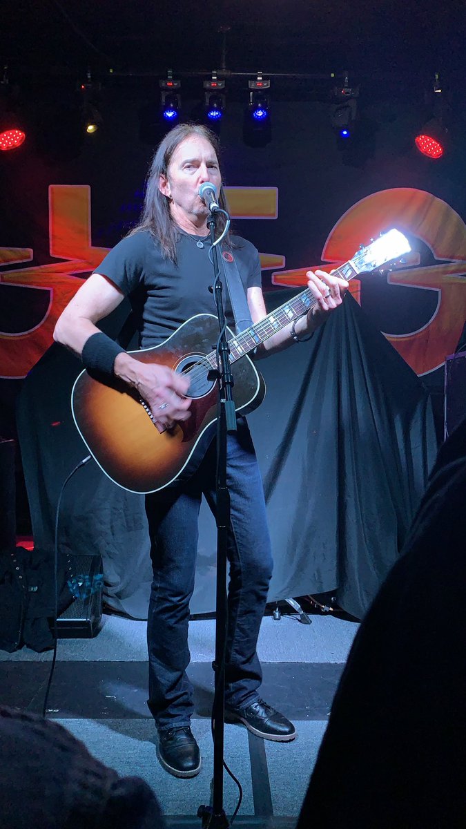 CampStar79's tweet image. Thank you ⁦@DamonJOfficial⁩ for putting on such an awesome show tonight ⁦@GreasyLuckNB⁩ song of the night was definitely #LeaveItAllBehind - please come back soon. And thanks for meeting up after the show. You couldn’t have been cooler #2Studs