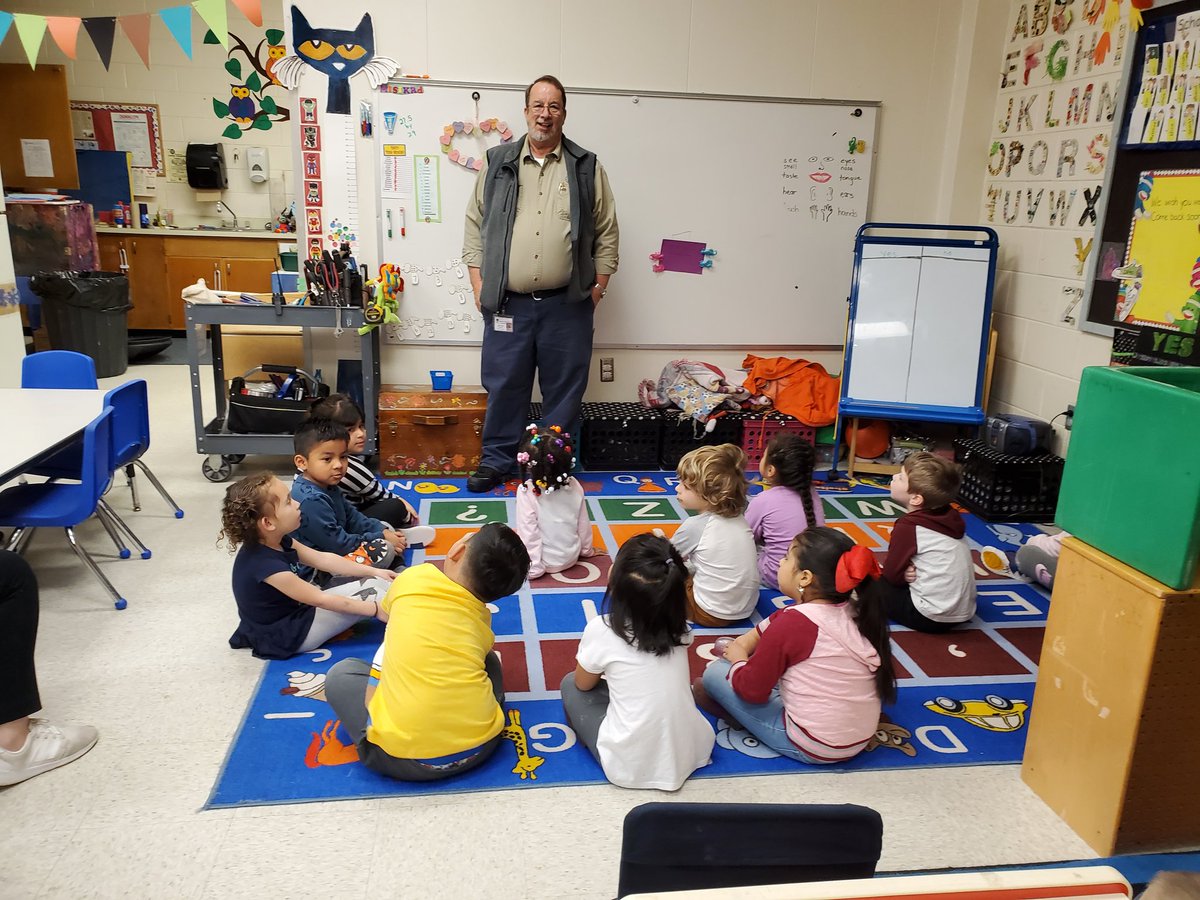 hhstinytornado's tweet photo. Tiny Tornadoes learning about tools from Mr. Larry #welovemrlarry #hickoryschools #hickoryprek #tinytornadoes #redshouse https://t.co/7aji1uIBP7