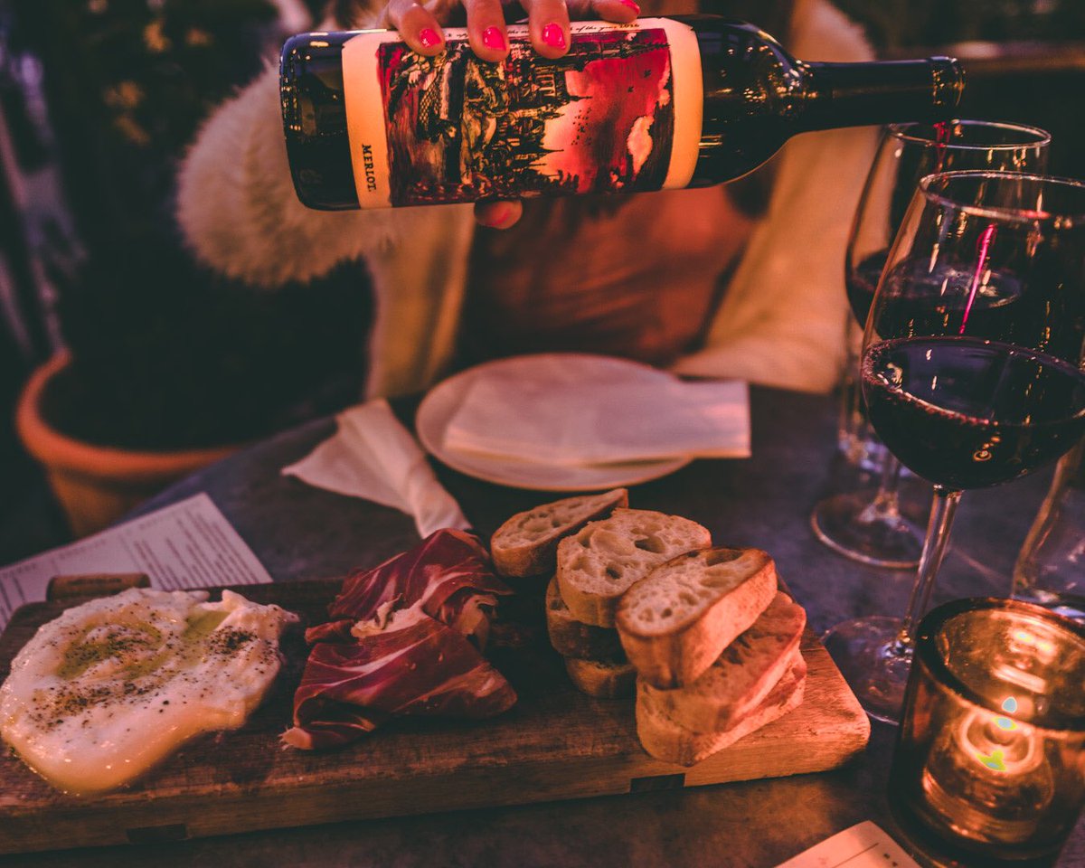 visionbyjt's tweet photo. Chose the Merlot 🍷 @RabbleWineCo https://t.co/e0MoPKQK85