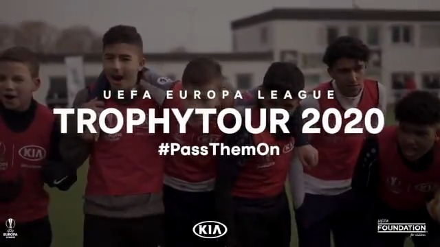 Great to see so many turn out in Frankfurt for the first stop of the @UEFA Europa League Trophy Tour, Driven by Kia, where hundreds of football boots were donated to a Zaatari refugee camp. 🙌
Next stop: Barcelona 🇪
#PassThemOn #UEL #DrivenByKia #KiaHomeOfFootball