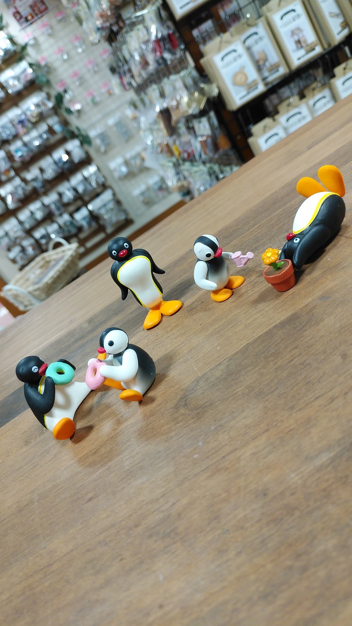 ガチャ王国ジョープラ店 ピングーとピンガが 可愛いフィギュアで登場 もぐもぐ ムキッ みずあげ どれも可愛いね ピングー ピンガ なかよさは ピング 植木 ミニチュア じょうろ ドーナツ T Co Jrtczvfxhb Twitter