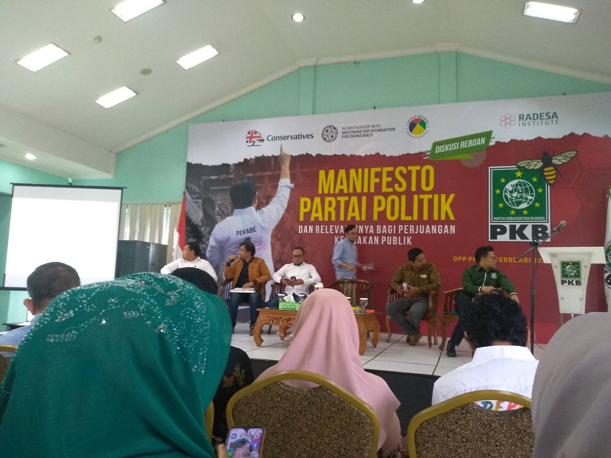 FuadDepokTop's tweet photo. #ManifestoPolitikPKB 

Realita politik di banyak parpol terus dikebiri oleh mafia dari luar ring, PKB tetap Istiqomah dalam ideologi.

@DPP_PKB 
@FraksiPKB 
@cakimiNOW 
@EmHasanuddin 
@CucunA44 
@KangFathanNow 
@Jazilul_Fawaid 
@SyaifulHooda 
@nu_online 
@radarbangsa_com https://t.co/btTXgmCmW7