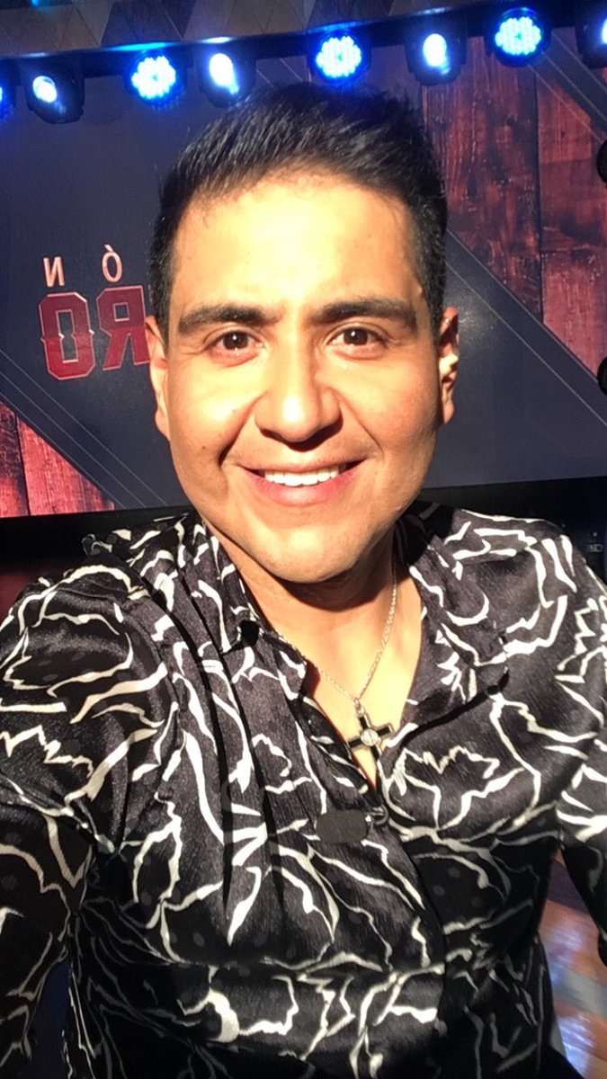 rafabalderrama's tweet photo. Hoy tocó grabar @_CorazonGrupero y tu qué tal tu día? 
Los leo 📖!! https://t.co/pqISWWV1LG