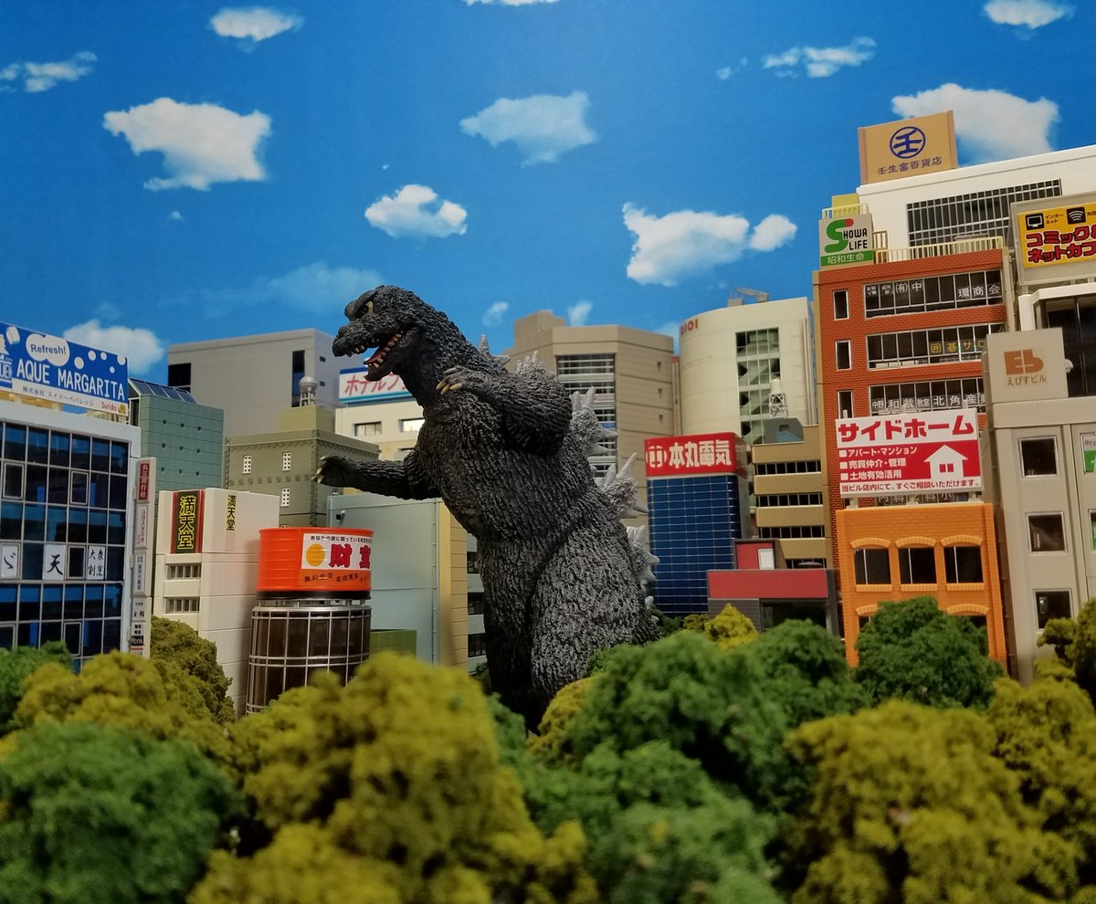 🎶When you're alone,
and life is making you lonely,🎵
you can always stomp... DOWNTOWN!🎶

#xplusgodzilla
#collectallmonsters
#toyphotography
#kaijuphotography