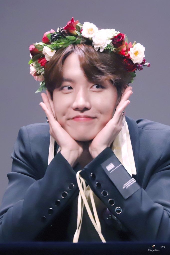[49/366] hi hobi! i hope you’re doing well and that you had the best birthday ever!! im sorry i couldnt watch all of ur vlive bc of class but it’s okay! im sure you had a great time either way! anyway, i love you and please have an amazing day <3
