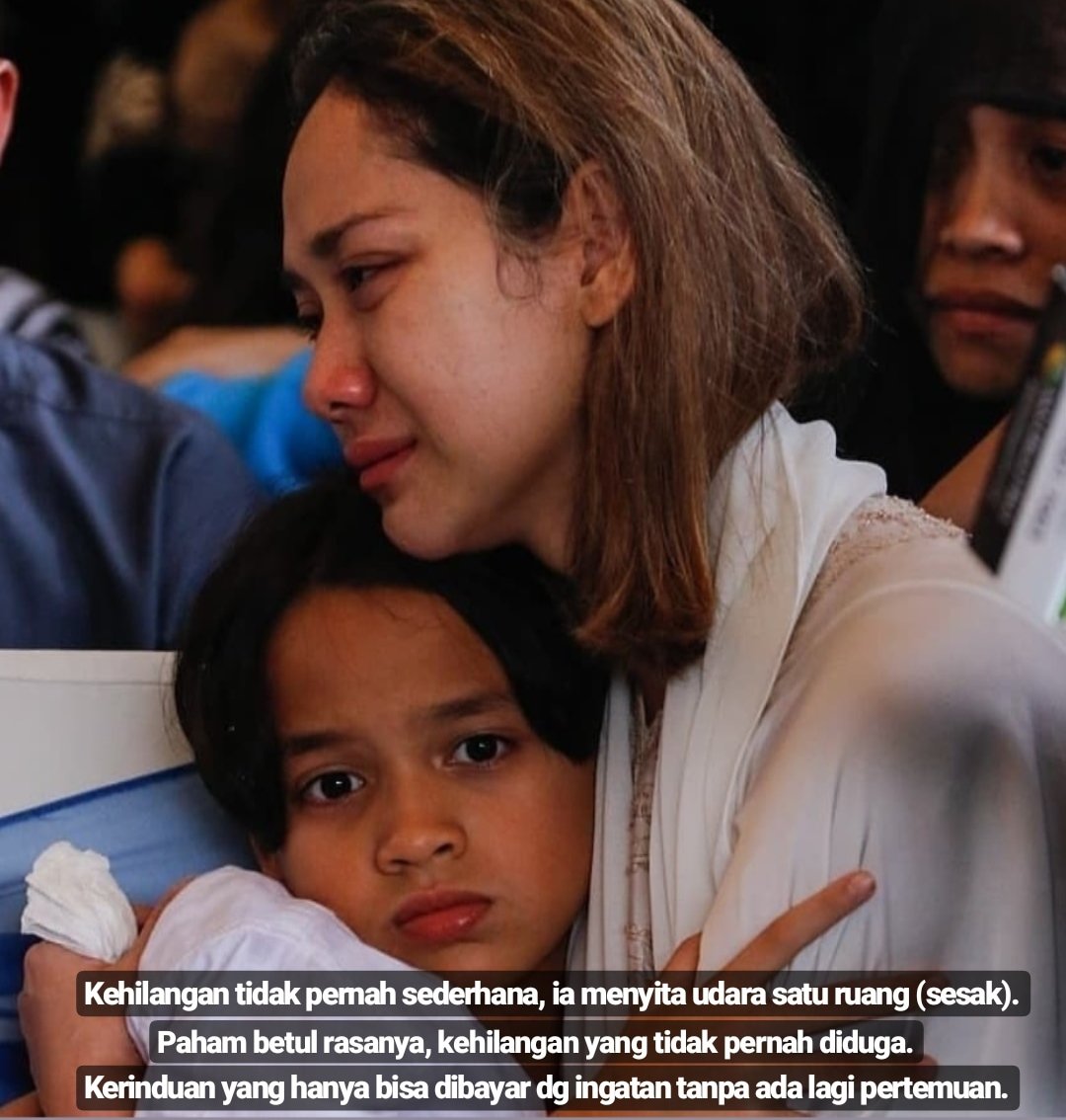Noverawati9's tweet photo. Perihal melepaskan atau merelakan keduanya tetaplah berarti kehilangan. Dan akhirnya tiap orang harus terus menjalani takdir, meski dengan rindu yang rumit,cinta yang sakit bahkan hidup yang pahit. Mungkin ragamu hilang, tapi cintamu tetap bersemayam di ingatan #bclsinclair Noah https://t.co/kHBz1W73Xs