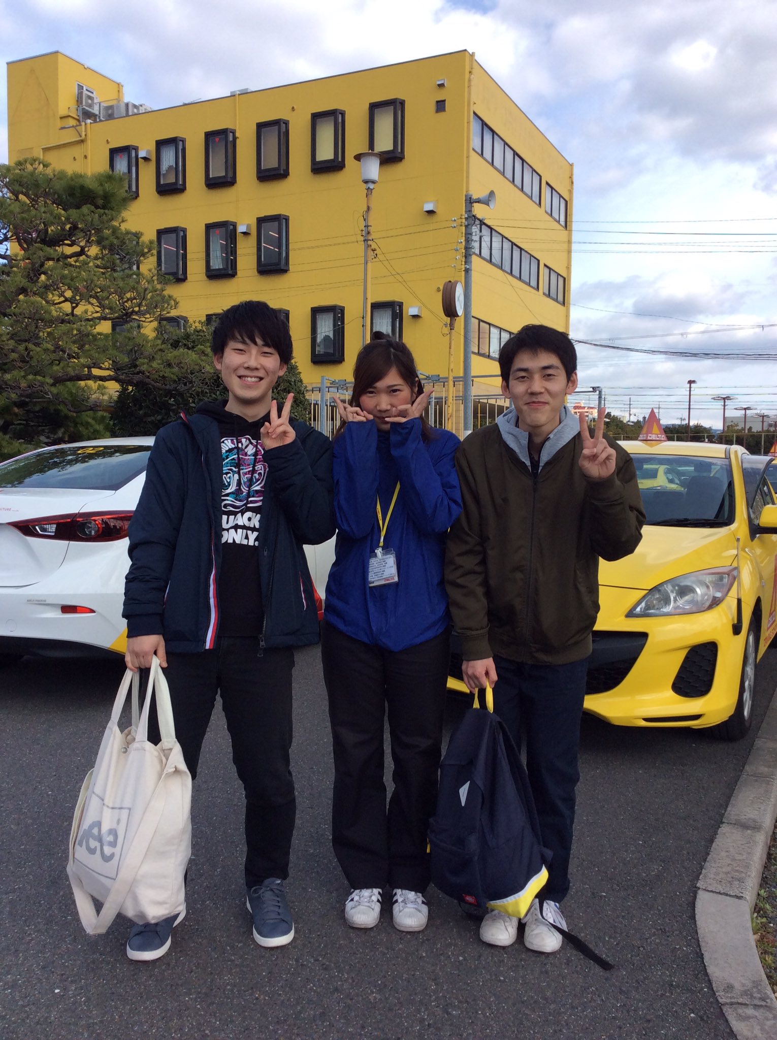 デルタ自動車四条教習所 秋の入所キャンペーン実施中 卒業おめでとうございます 寒さに負けない明るい笑顔で ハイチーズ 今日は2ショット 3ショットも頂きました いつまでもデルタで学んだ事 教えてくれた指導員の事を忘れないでね