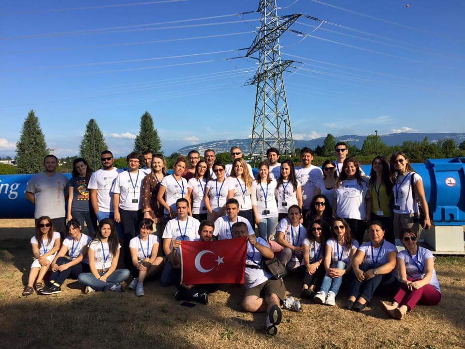 h_seckin's tweet photo. Çoook özlemiş olabilirim. #turkogretmencalistayi #CERN #Switzerland #Science #Turkey #ttp4 #töç4 https://t.co/SdC6mPYHoe