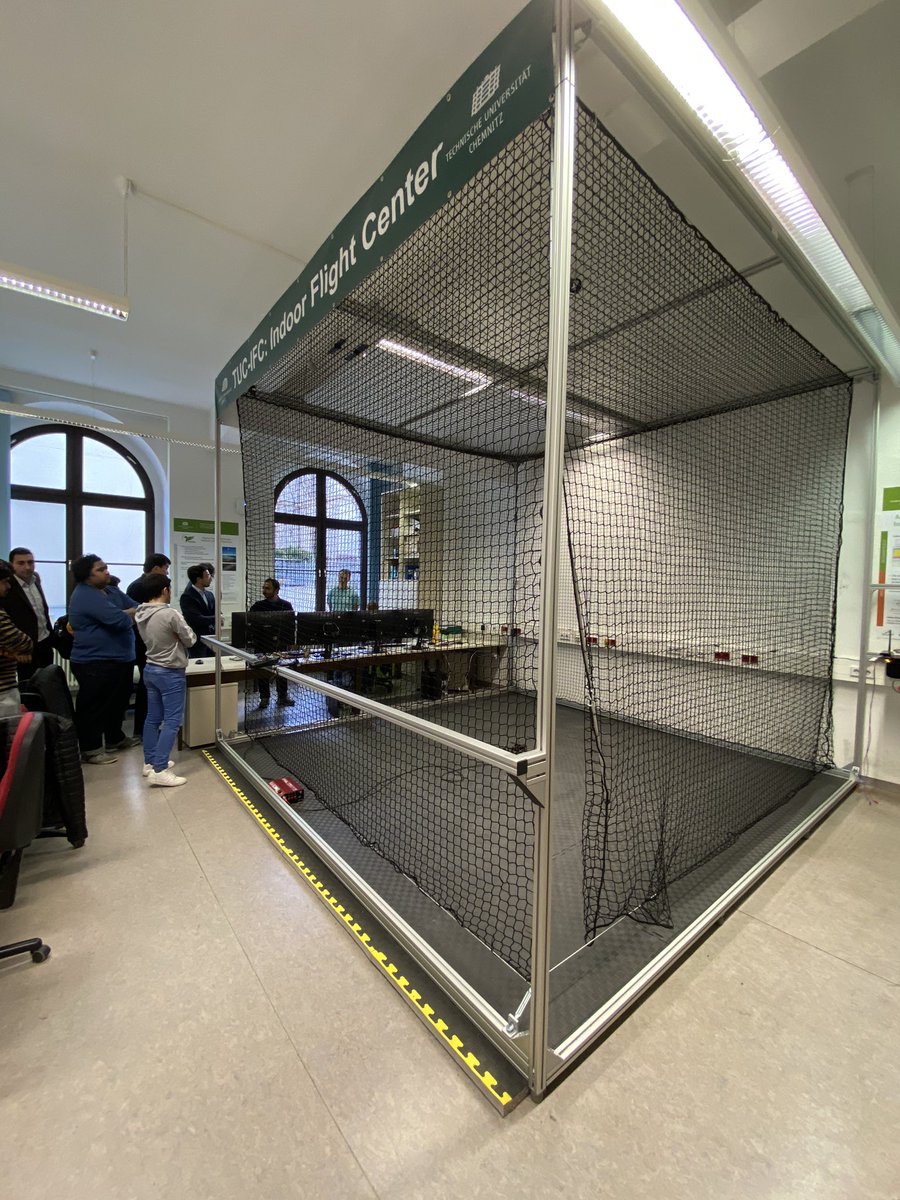 professurce's tweet photo. TUC-IFC: Indoor-Flight-Center für den Test autonomer Flugmissionen #indoorflight mit indoor-gps und Video-Dokumentation eingerichtet @TUChemnitz https://t.co/JBbRHHLGnL