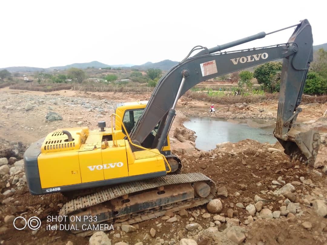 CarsZw's tweet photo. 2011 Volvo EC240B excavator 30t
30 000working hours on the dash
185 horse power @138kw output
6cyl D7E diesel engine(turbo charged)
X shaped track frame
2x51 shoes
Preowned
Superb allround
$80 000(USD cash neg)
Call or app 0774412061
#bcnz #brvolvo https://t.co/SgqSfTu8cW