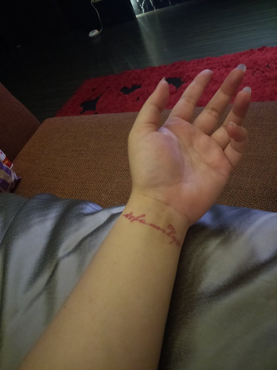吃了誠實豆沙包的52赫茲女孩on Twitter 從刺好到現在n個人誤以為我割腕寶貝們 這只是防止我割腕啊