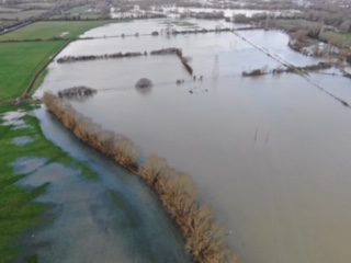 #Drone footage from #South Hinksey ,#Thames Field team preparing for potential deployment of temporary defence barriers to protect homes following #StormDennisUK <a href="/MarkHill03/">Mark Hill</a> <a href="/Jennifer_Hil1/">Jen H</a> @sarahchareEA @SteveMooreEA <a href="/WomenInFCERM/">Women In FCERM</a> @JamesBevanEA #Prepared.