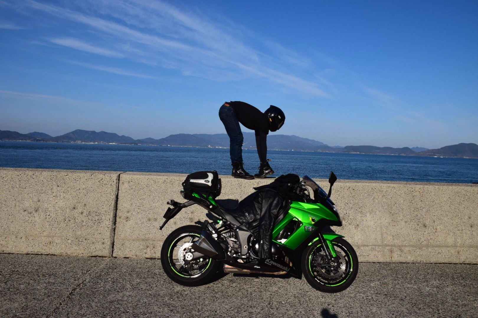 海をバックに向き合う男女・・・まさにリア充！！と思ったら、正解はこれｗｗ