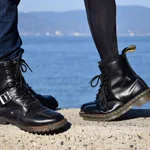 海をバックに向き合う男女・・・まさにリア充!と思ったら、正解はこれw