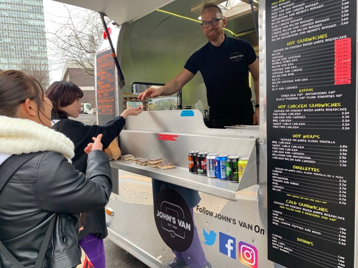 名古屋短期大学英語コミュニケーション学科 ４週間留学プログラムイギリス シェフィールド大学には こんな おしゃれなキッチンカーがあるそうです とても人気があって みんなでハンバーガー を食べたそうですよー 名短英コミ 人生変える ４週間