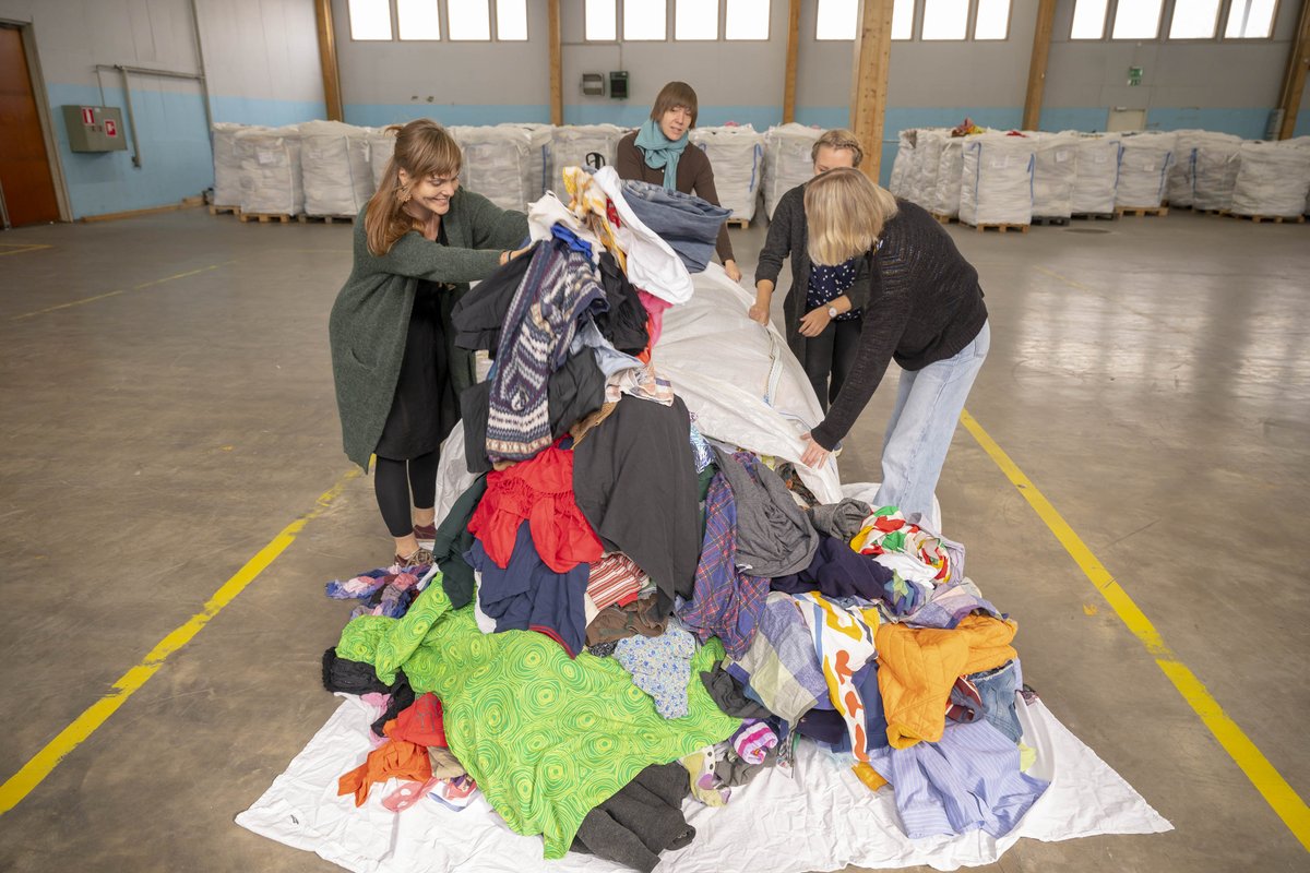 Maanantaina <a href="/YleAstudio/">A-studio</a> ja @YleMOT nostivat esiin tekstiilinkierrätyksen haasteita. Suomessa asian eteen on tehty kuitenkin jo paljon. @SatumaijaM listasi mielenkiintoisia kiertotalousratkaisuja seurattavaksi. 
stjm.fi/uutiset/seuraa… #kiertotalous #telaketju