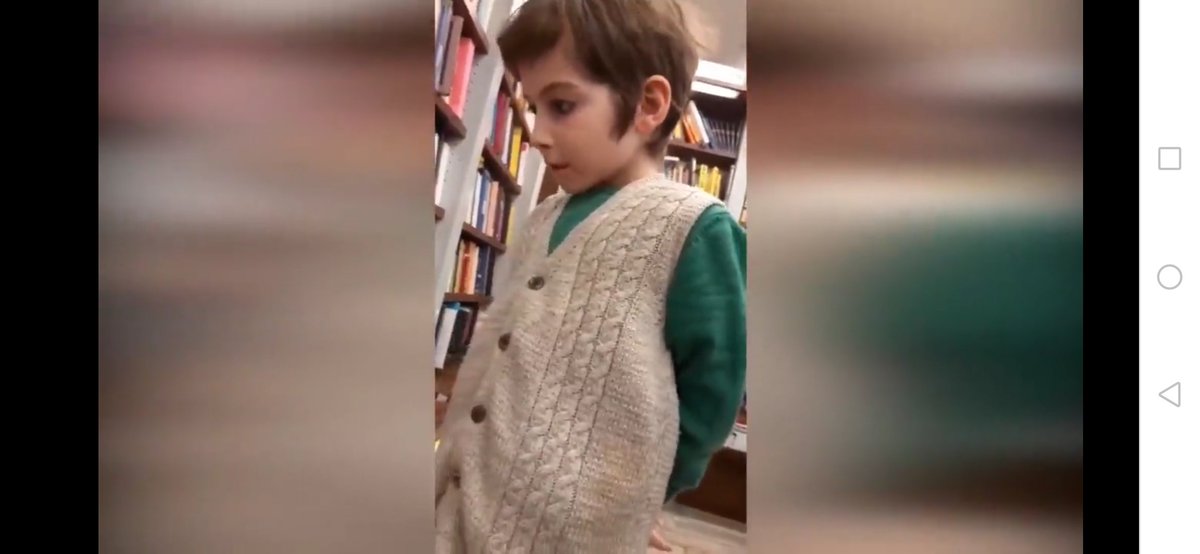 Adı Atakan 10 yaşında!

Ayda 50 Felsefe kitabı okuyormuş!

Hemen hemen hepsi felsefe kitabı!

Çocukluğunu yaşamadan Fikir 
karmaşıklığı arasında Felsefecilerin 
Fikirlerine esir edilen bir beyin!

Kendisi olamadan başkasının Fikirleriyle inşa edilen bir zeka!

J. J Rousseau