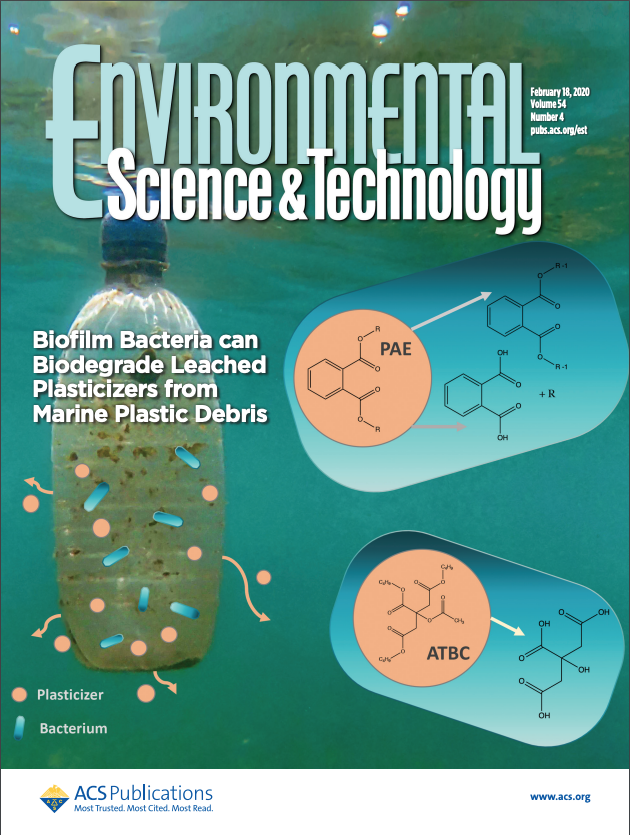 UIBuniversitat's tweet photo. 🦠🌊 La contribució dels #microbis marins a la biodegradació dels additius del #plàstic.
La revista Environmental Science & Technology destaca un estudi del grup de recerca en #Microbiologia de la UIB a la portada del seu darrer número! 👉 https://t.co/2cZw6MLmiX https://t.co/23kuHzE3dP