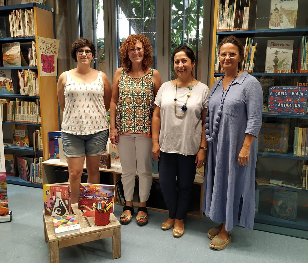 RosaSensat's tweet photo. Les coneixeu? Elles són les persones que hi ha al darrere de la #BibliotecaRosaSensat. Gràcies als seus coneixements, amor i dedicació, comptem amb un espai referent en matèria educativa i de #literatura infantil i juvenil: no dubteu a visitar-nos! 

 https://t.co/R2IsS5aXZF https://t.co/zxQdFJZrON